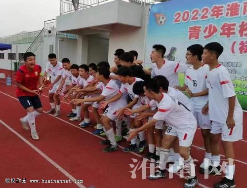 足球运动员逐梦绿茵场,挥洒汗水逐梦绿茵场