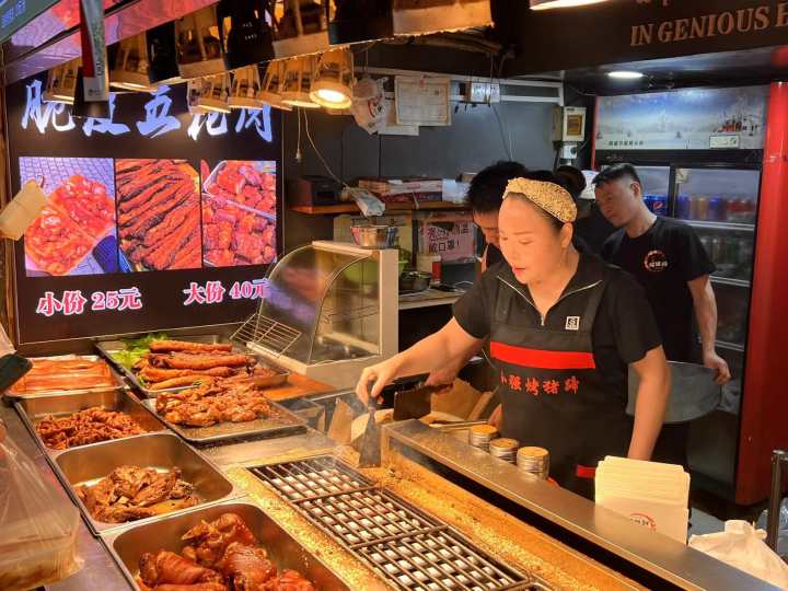她卖烤猪蹄一天能卖到2万块，杭州夜宵天花板“啦喜街”的深夜在发生什么