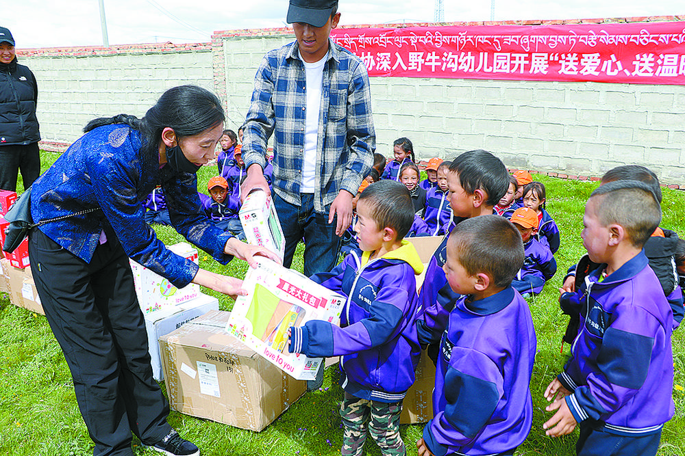 扎根人民土壤上的雪域“格桑花”——追记全国“人民满意的公务员”索拉