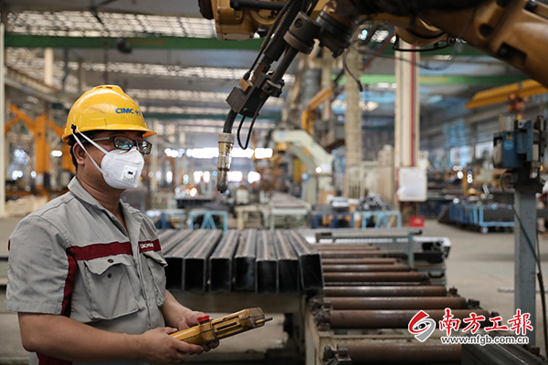 东莞中集：机器人替代了焊枪“蓝领”蜕变成“新工匠”