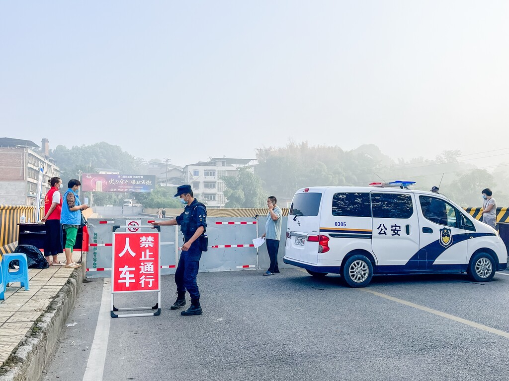 党群齐参与筑牢疫情防控红色堤坝,齐心合力携手抗疫筑牢疫情防线