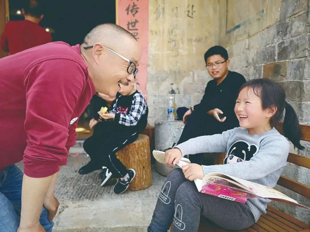 这个村,一条小黑狗像影子一样跟着我