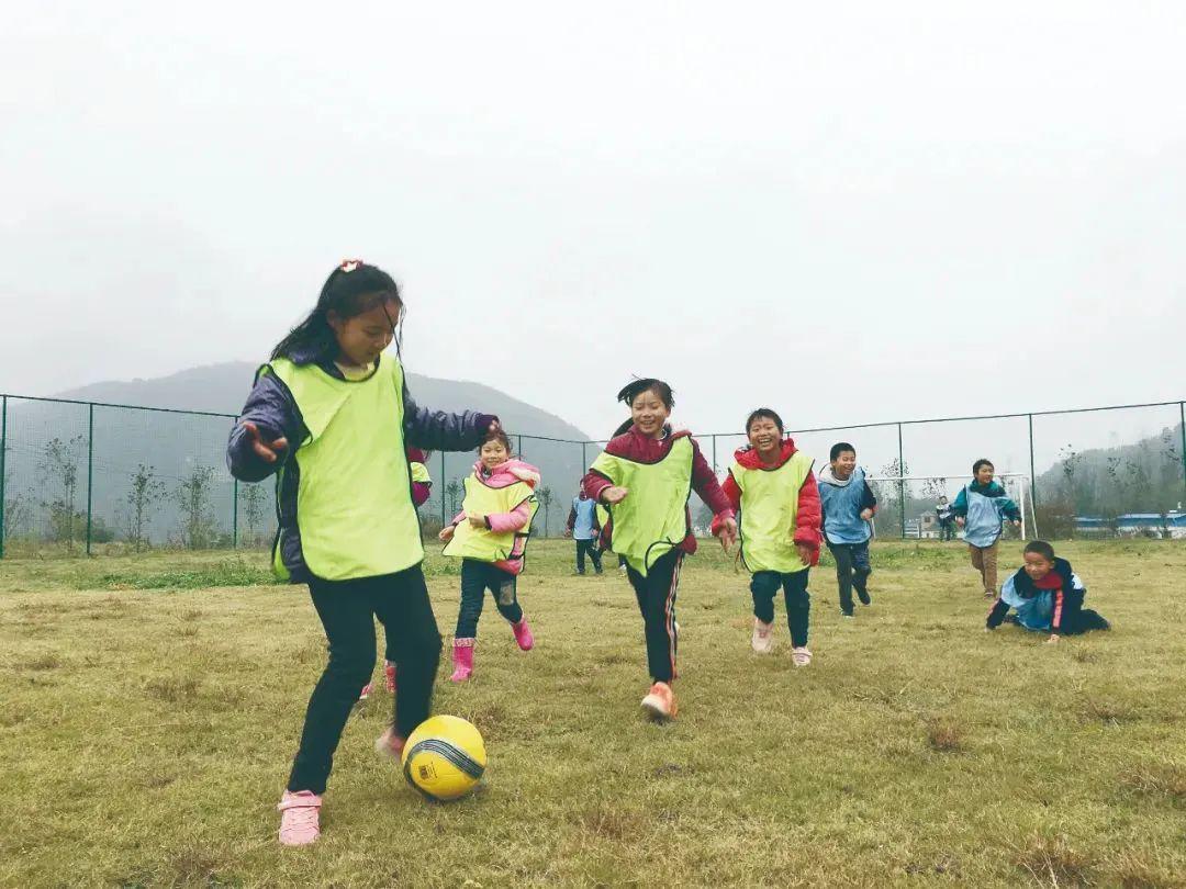 这个村,一条小黑狗像影子一样跟着我