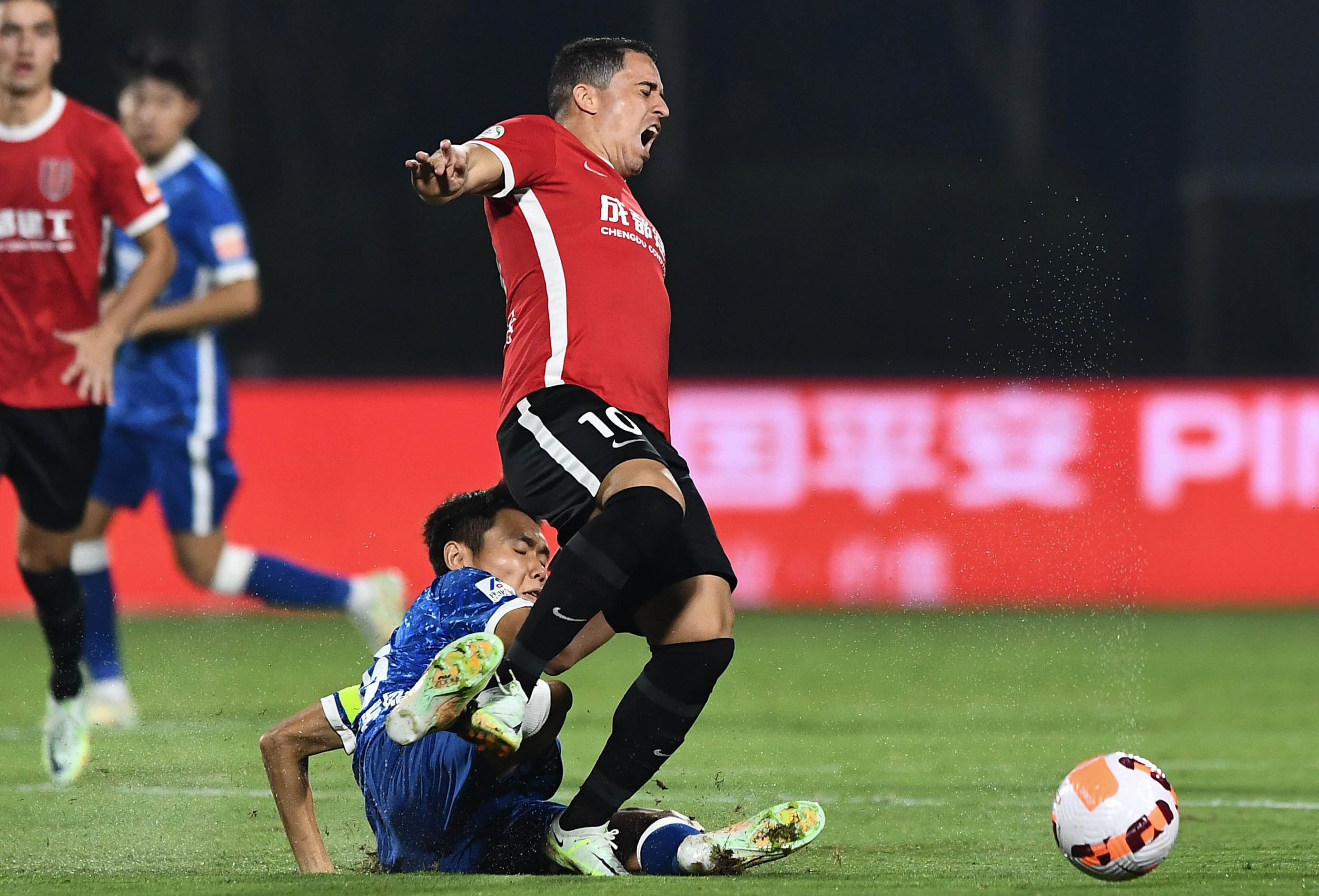 河南足球俱乐部vs成都蓉城,足球泰山队对成都蓉城队比赛