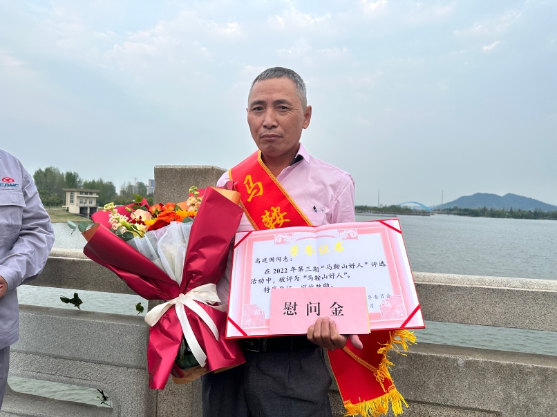 危急时刻勇救轻生女孩,危急关头纵身一跃完整版