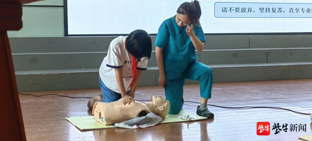 危急关头他镇住了所有大人11岁镇江小学生“教科书式”急救中暑老人