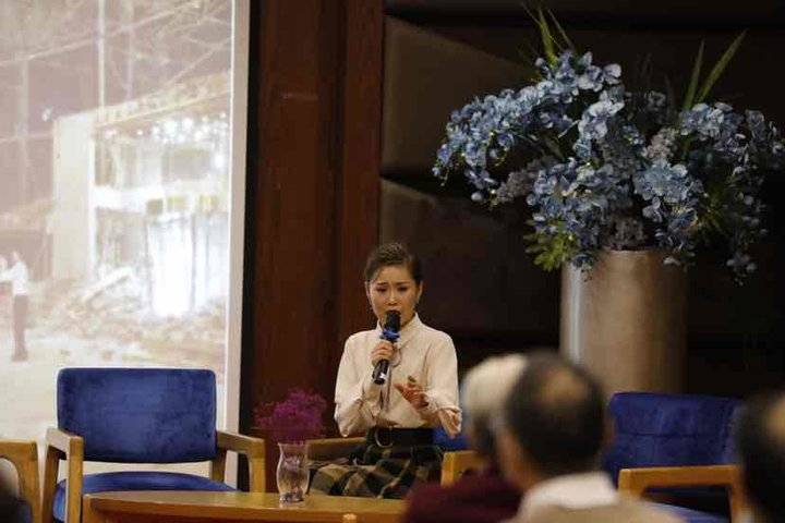 樊昕老师朗诵严春芳诗歌《妈妈紧捏着女儿的手》感动全场