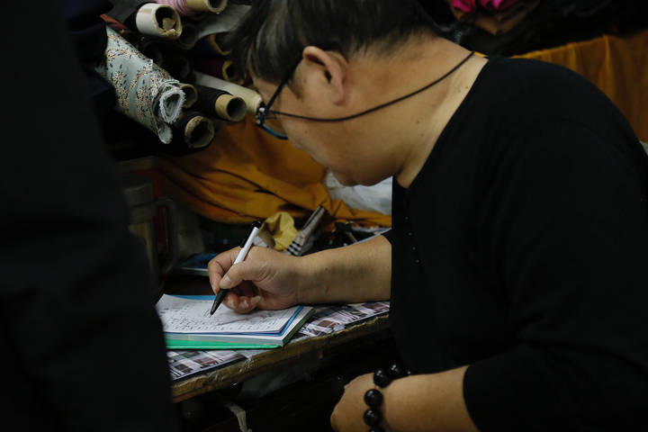 天一冷，这里就“热”，杭州老店豫丰祥过冬用品火了，意外是很多小年轻来光顾