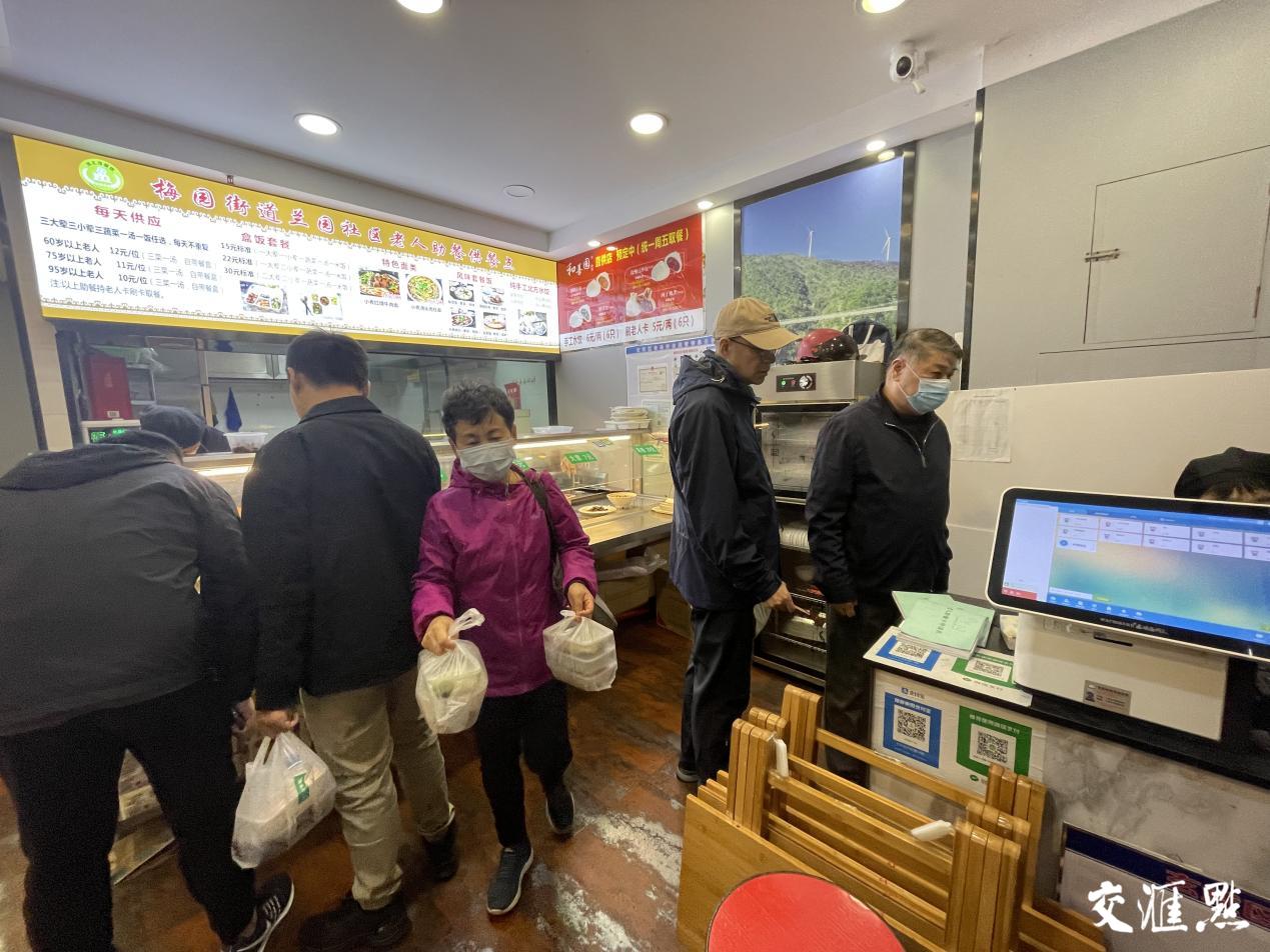 社区食堂老年人吃饭免费,社区老年食堂晚餐食谱