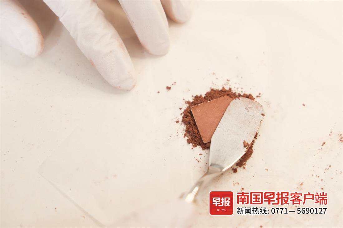 00后小伙在南宁做彩妆修复师，一双巧手让粉饼、眼影“起死回生”丨看这群修复师的故事①