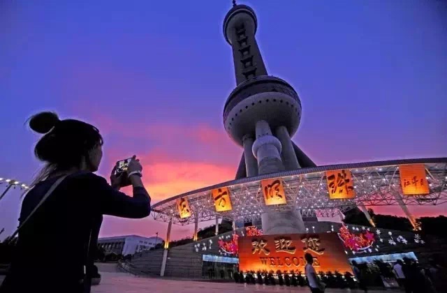 打卡陆家嘴三件套的电梯,打卡陆家嘴三件套叫什么