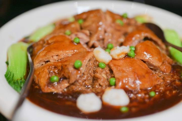 特色年夜饭畅销餐桌上的年味浓,一桌年夜饭成为游子们家的味道