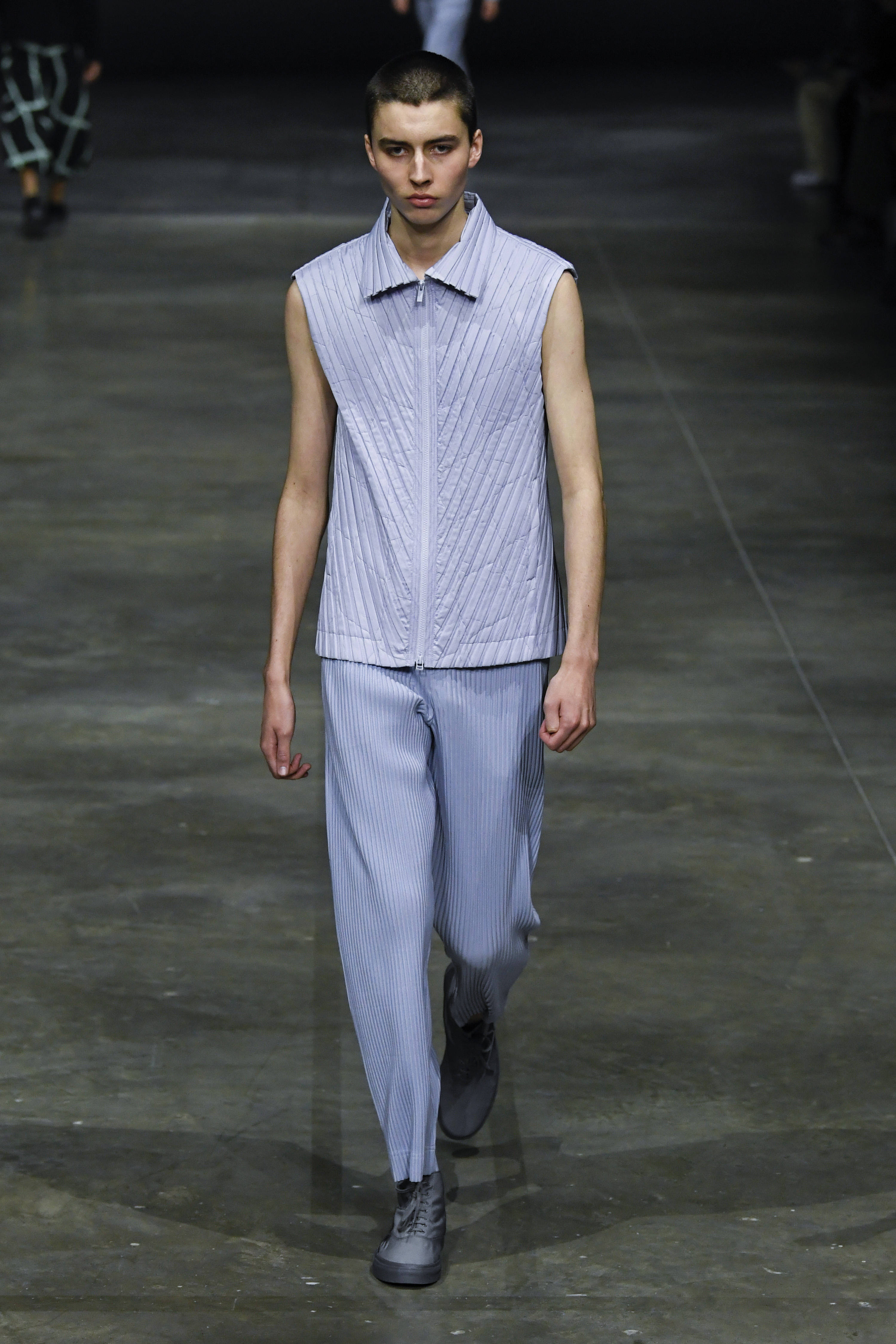 巴黎时装周2023男装秀场,2022夏季流行男装时装秀