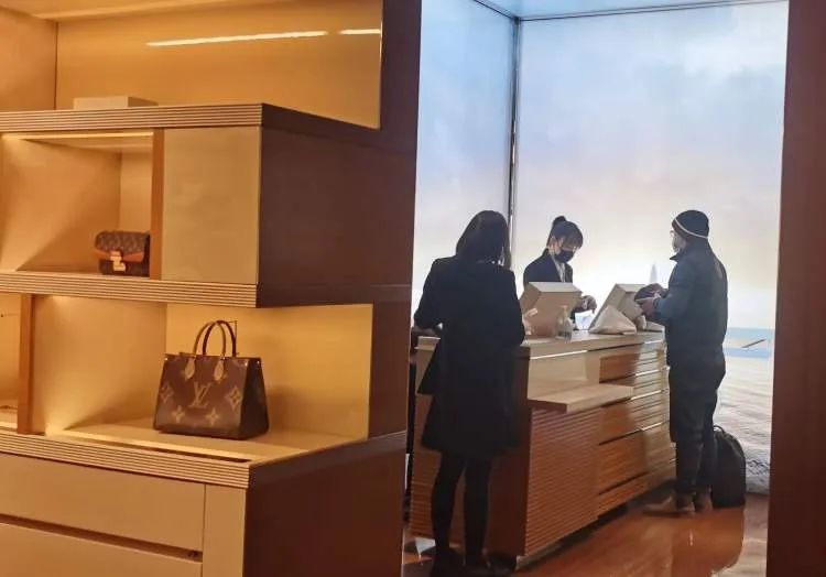 涨价的奢侈品,大排长龙奢侈品