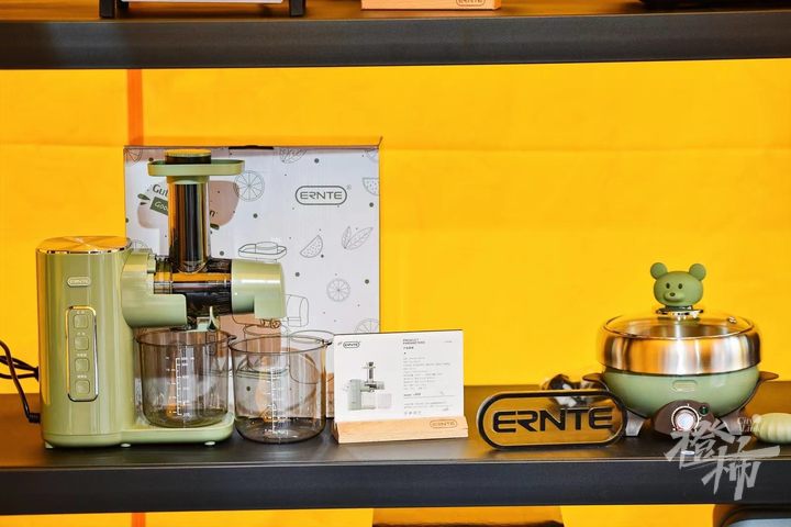 在武林路遇到泰国万金油，爱上英国海藻，进博会市集“有点东西”