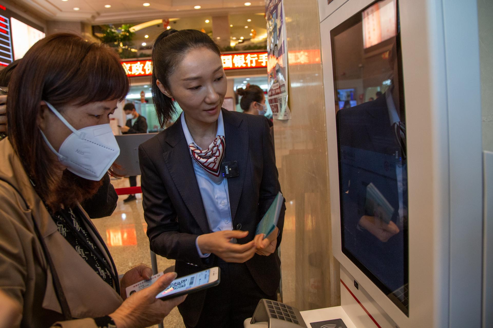 “丝滑”体验深港跨境消费，3天逾500位港人领取数币“硬钱包”