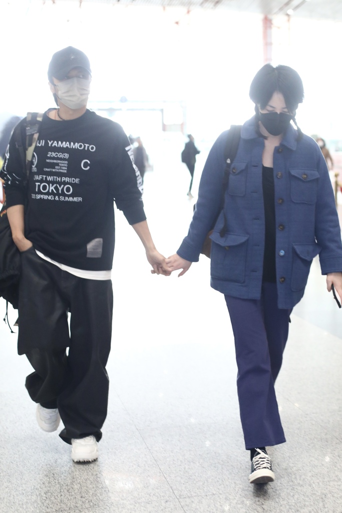 王菲谢霆锋机场重现世纪牵手,王菲谢霆锋2000年6月牵手视频