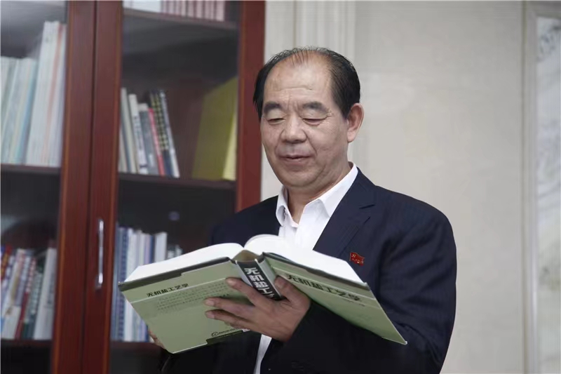 多氟多双管齐下的效率,多氟多的购买者议价能力