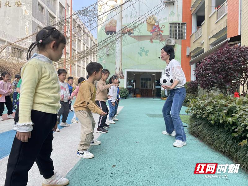 足球创意体育游戏,团队足球游戏幼儿园玩法