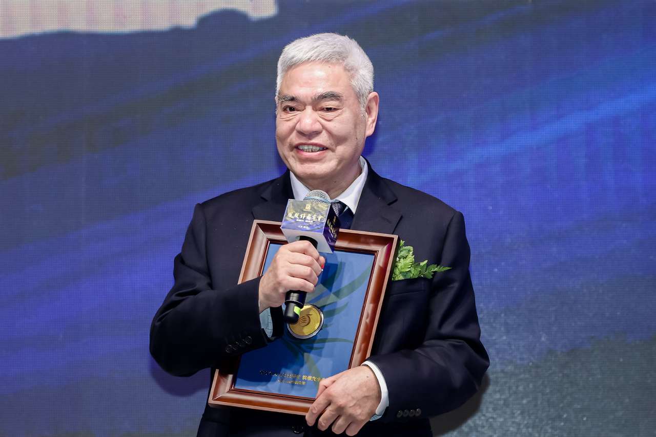 第四届凤凰作者年会在南京举办，“金凤凰”奖获得者及首屇“凤凰书评奖”揭晓