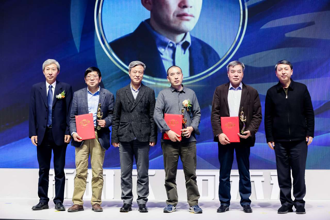 第四届凤凰作者年会在南京举办，“金凤凰”奖获得者及首屇“凤凰书评奖”揭晓