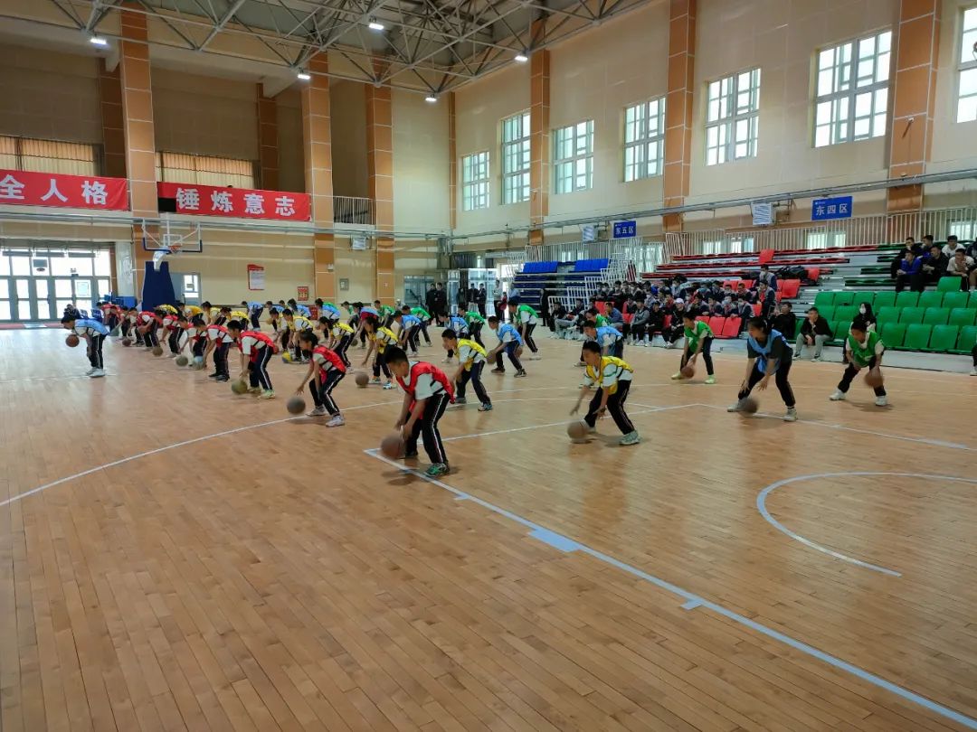 篮球明星到校园打球,篮球明星与足球明星见面