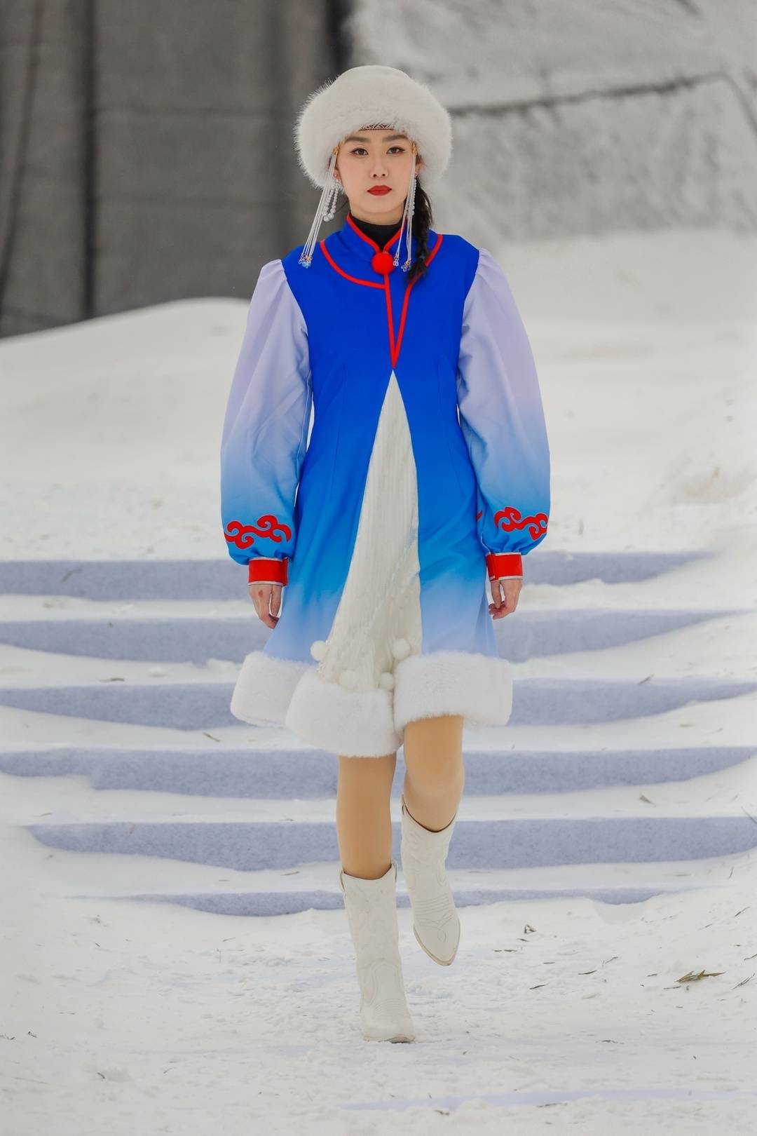 鄂伦春民族服饰秀分享,鄂伦春民族服饰展