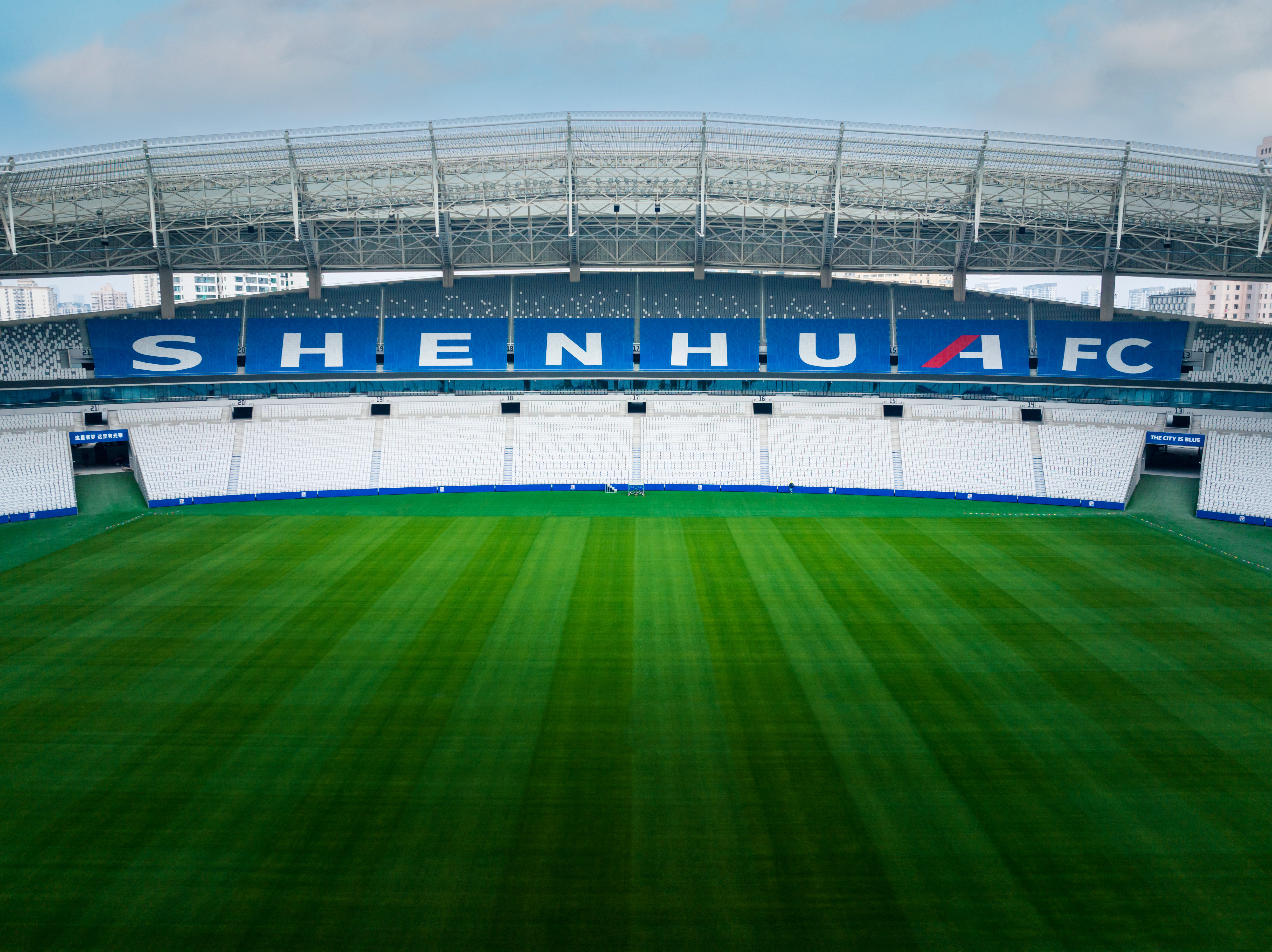 八万人客场申花球迷助威,上海申花八万人体育场震撼场面