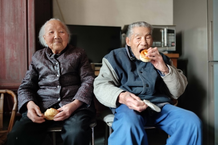 爱给老伴淘零食！宁波百岁“网购达人”有点“潮”