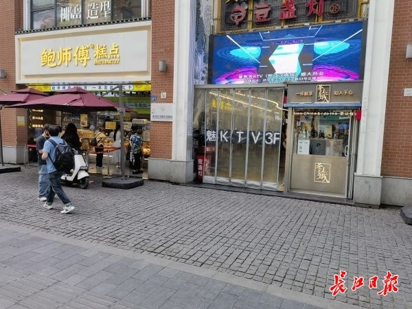 网友质疑小吃店无价格表,网红糕点12元一斤