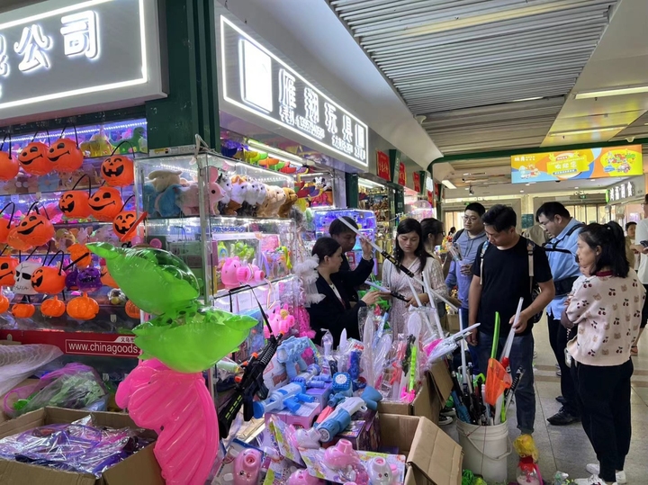 摆摊吧少年完整版视频,摆摊小伙跑到义乌