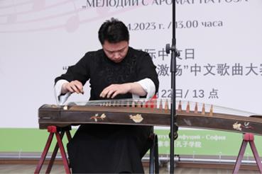 中外友人齐聚,中外友人共同体验传统文化