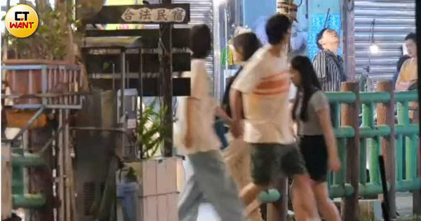 许光汉老街「十指紧扣日本女星」　近身聊天护花赶飞蛾…浪漫互动被直击