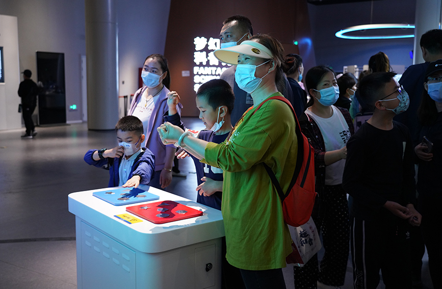科技馆里过“五一”游玩中学知识
