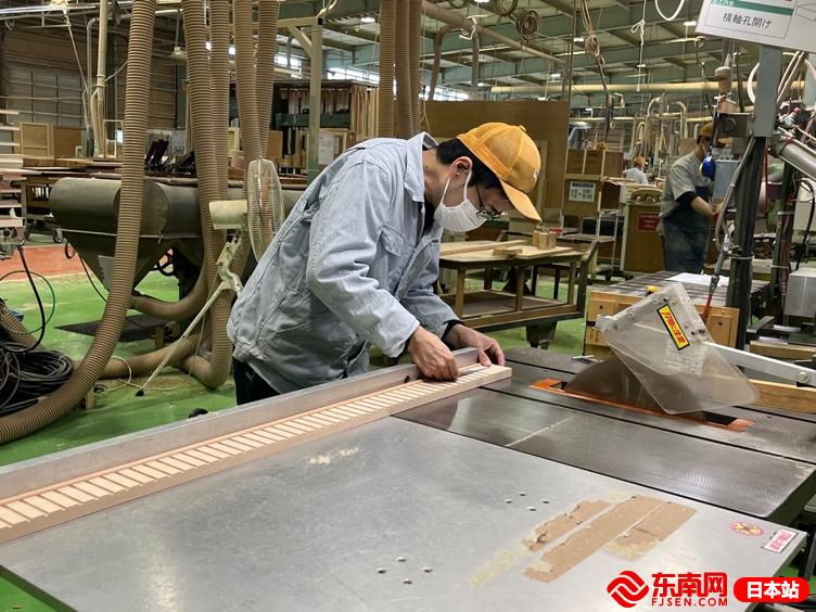 日本广岛的复兴精神：仍在行走的原爆电车与创造经典的曲木工厂