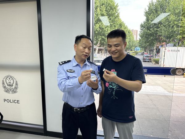 耳机定位一直小范围的动,耳机从左到右来回循环