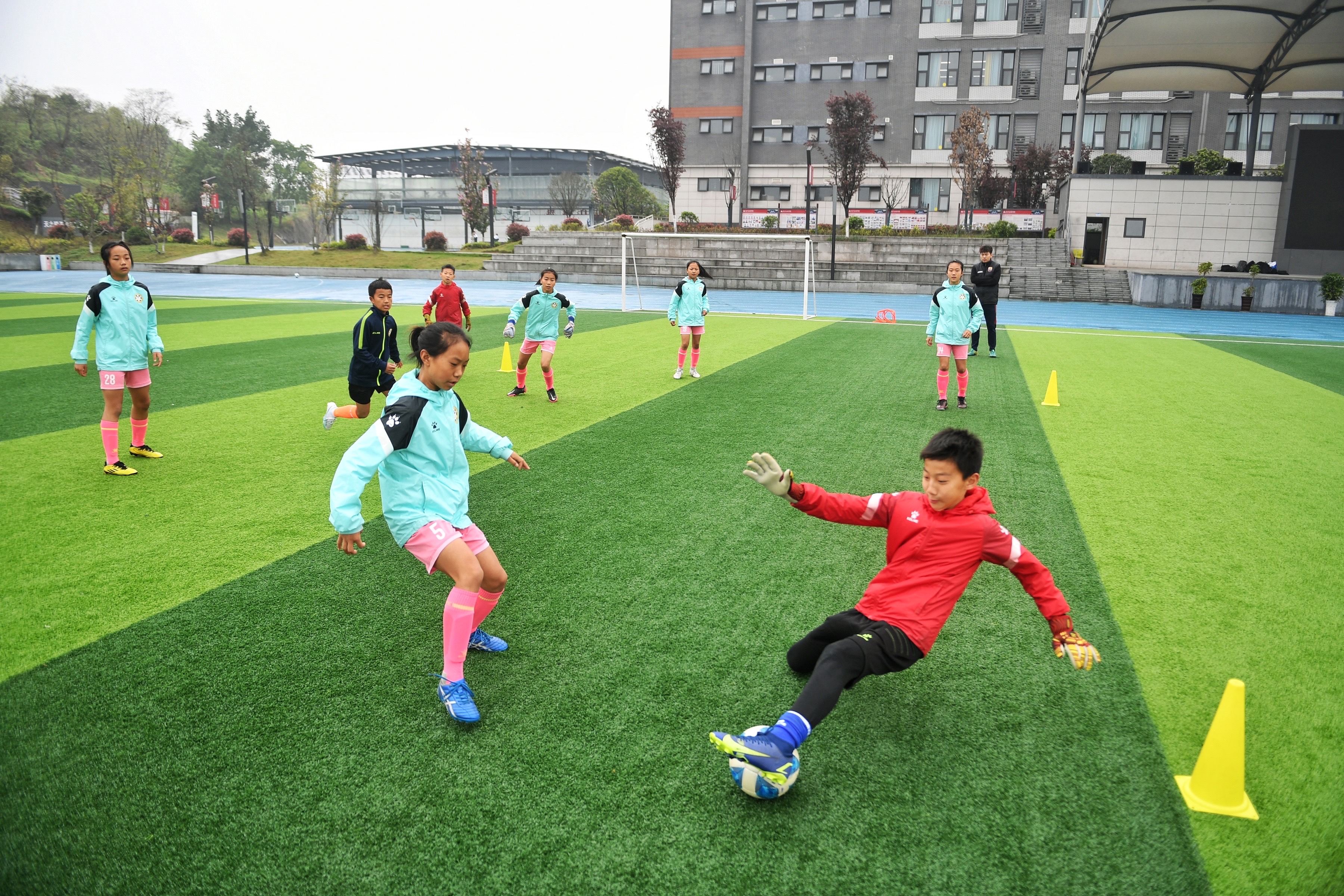 凉山彝族足球小将,大凉山里的足球员