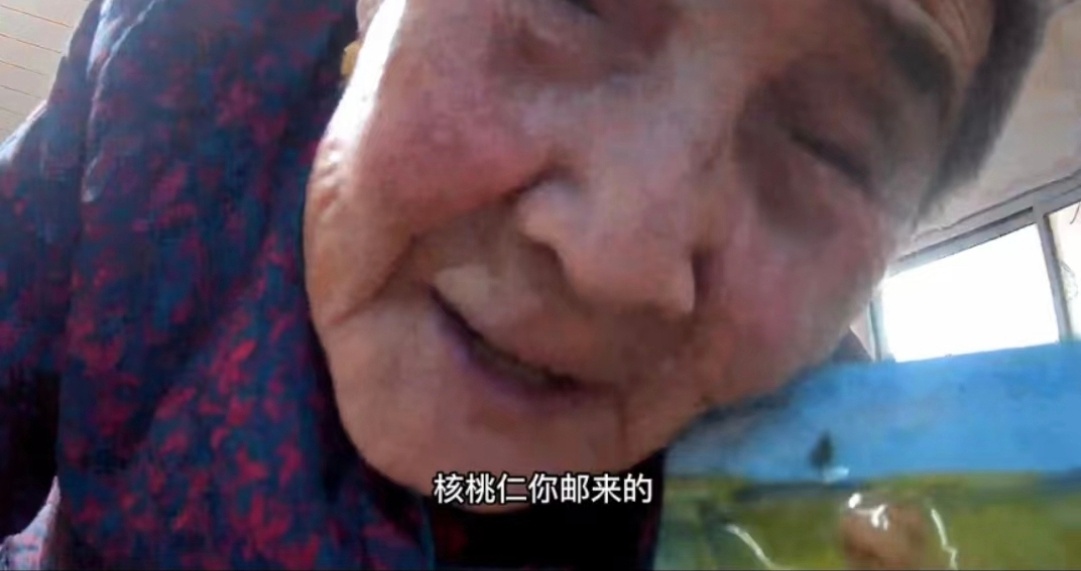 奶奶守监控前等孙女通话,奶奶守监控等孙女归来