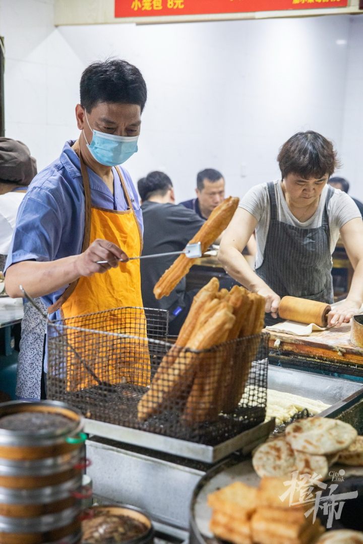 橙柿视觉丨杭州这家人均10元的烧饼油条店，凭什么能入选“米其林”？今早我们去探了探