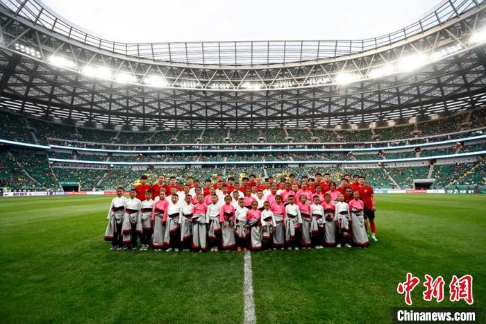 新工体球场藏族球童,新工体球员