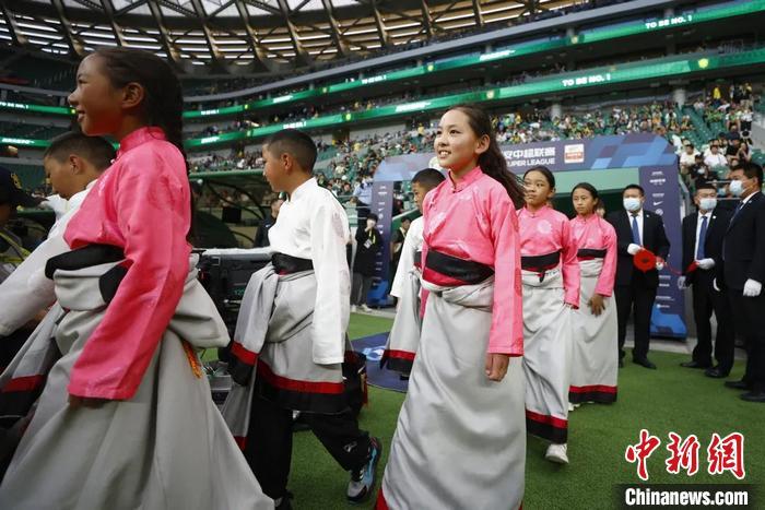 “新工体”首次！中超球员牵手藏族球童出场开赛