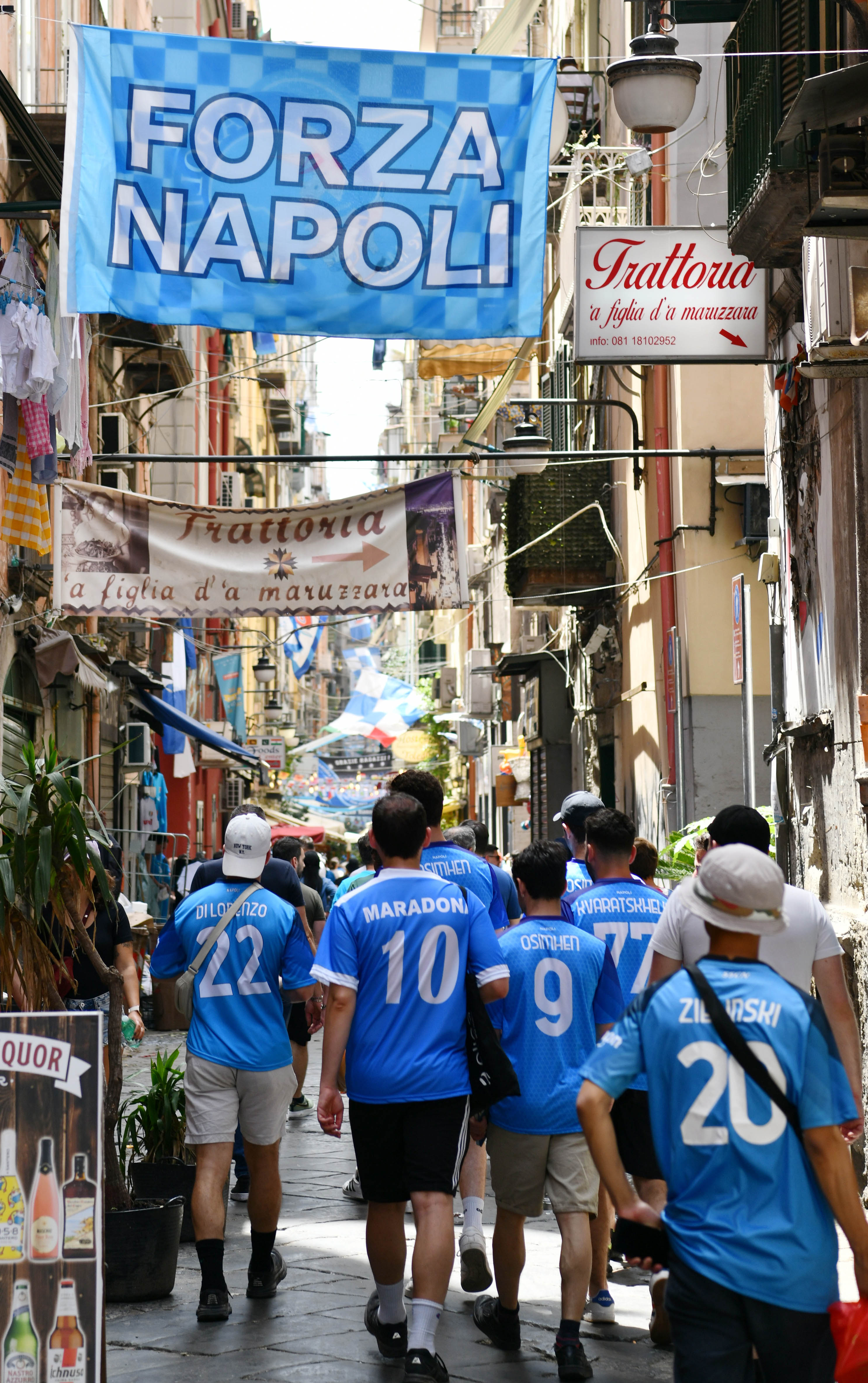 那不勒斯意甲夺冠当地球迷庆祝,22-23意甲冠军那不勒斯
