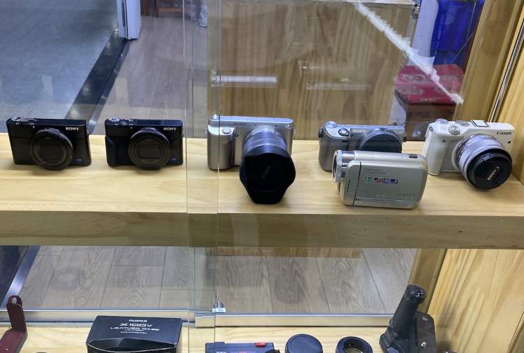 父母的东西又流行了,价格翻十倍!早就淘汰了的旧数码卡片机被Z世代拿来玩复古