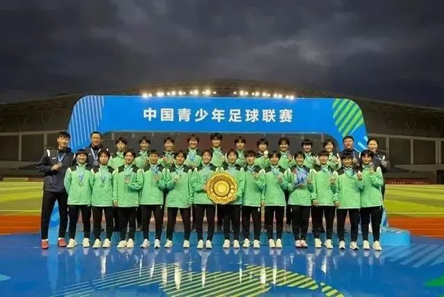 济南历城二中女足为国出征，“能踢能学”秘诀何在