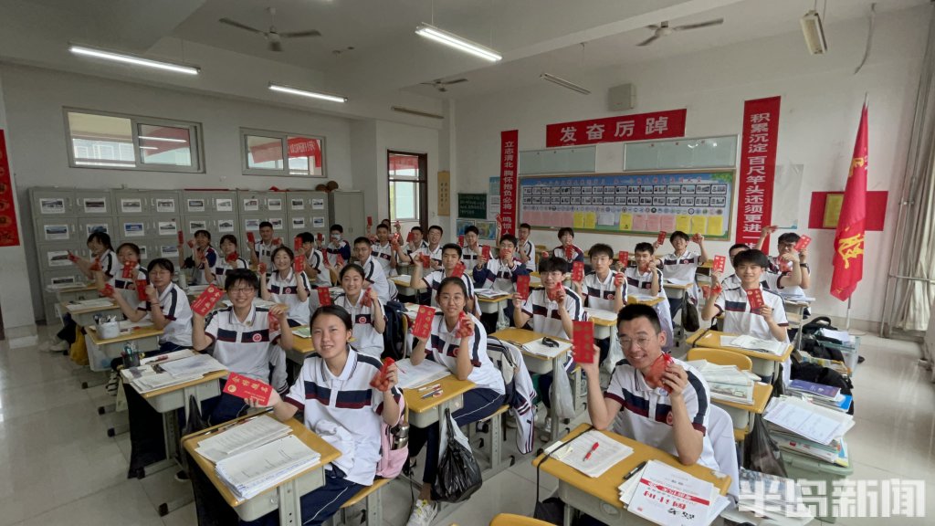 马面裙送考！记者深度还原即墨“宝藏老师”：经常带来“小惊喜”，喜欢用心调动学生积极性