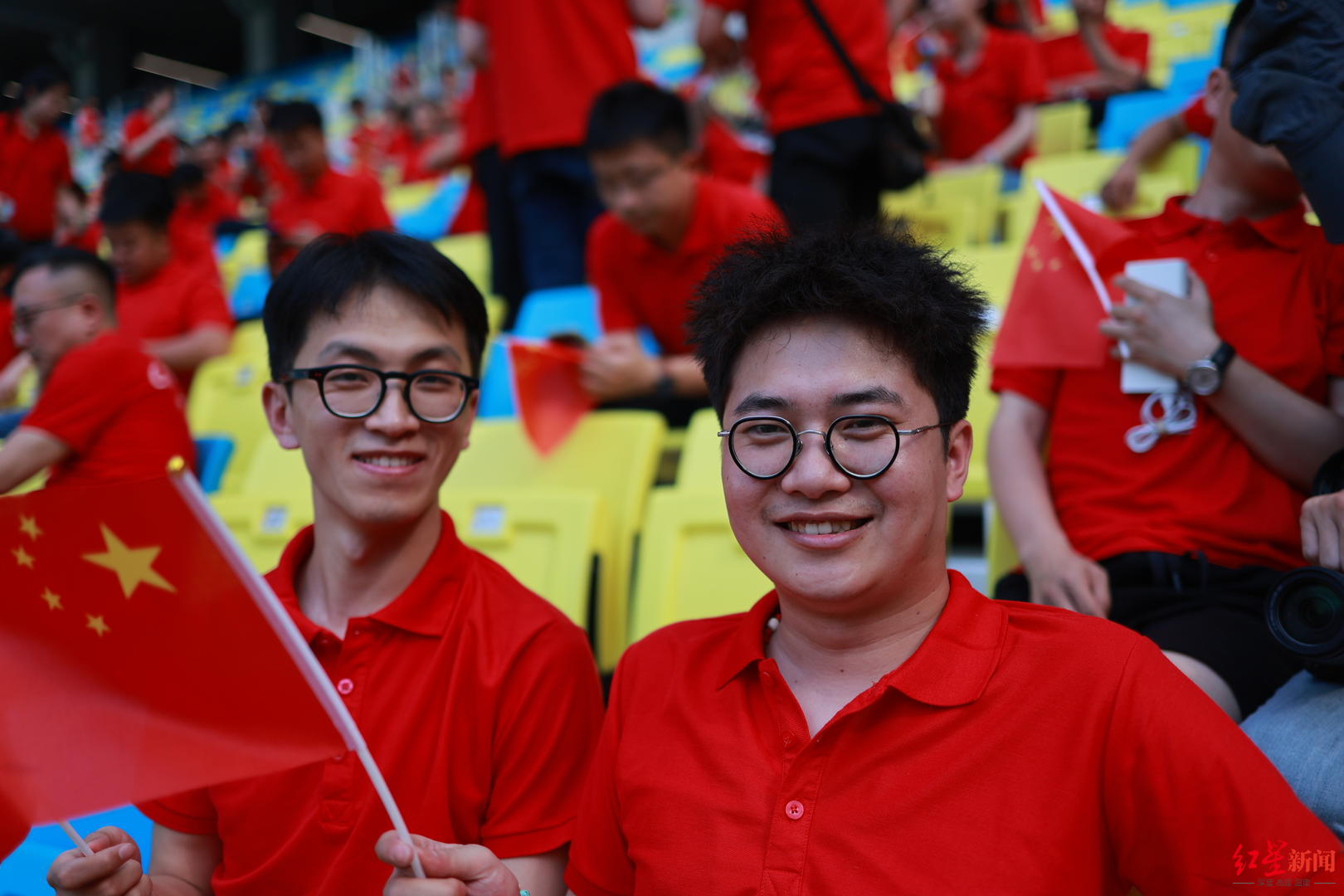 城市一线建设者相约凤凰山,为足球呐喊,为成都助威!