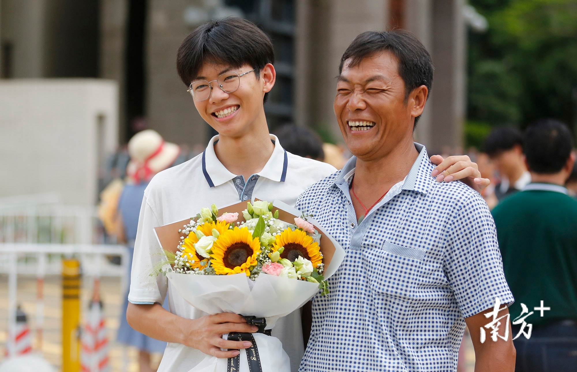 “零食花束”迎考生！多图看中山一中校门感人瞬间