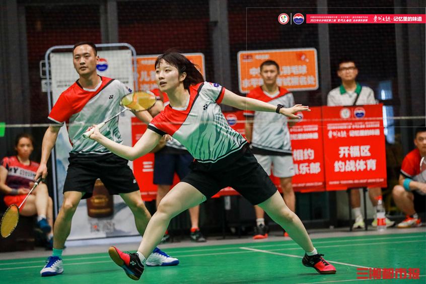长沙羽毛球业余怎么参加比赛,羽毛球场爱好者看男双比赛