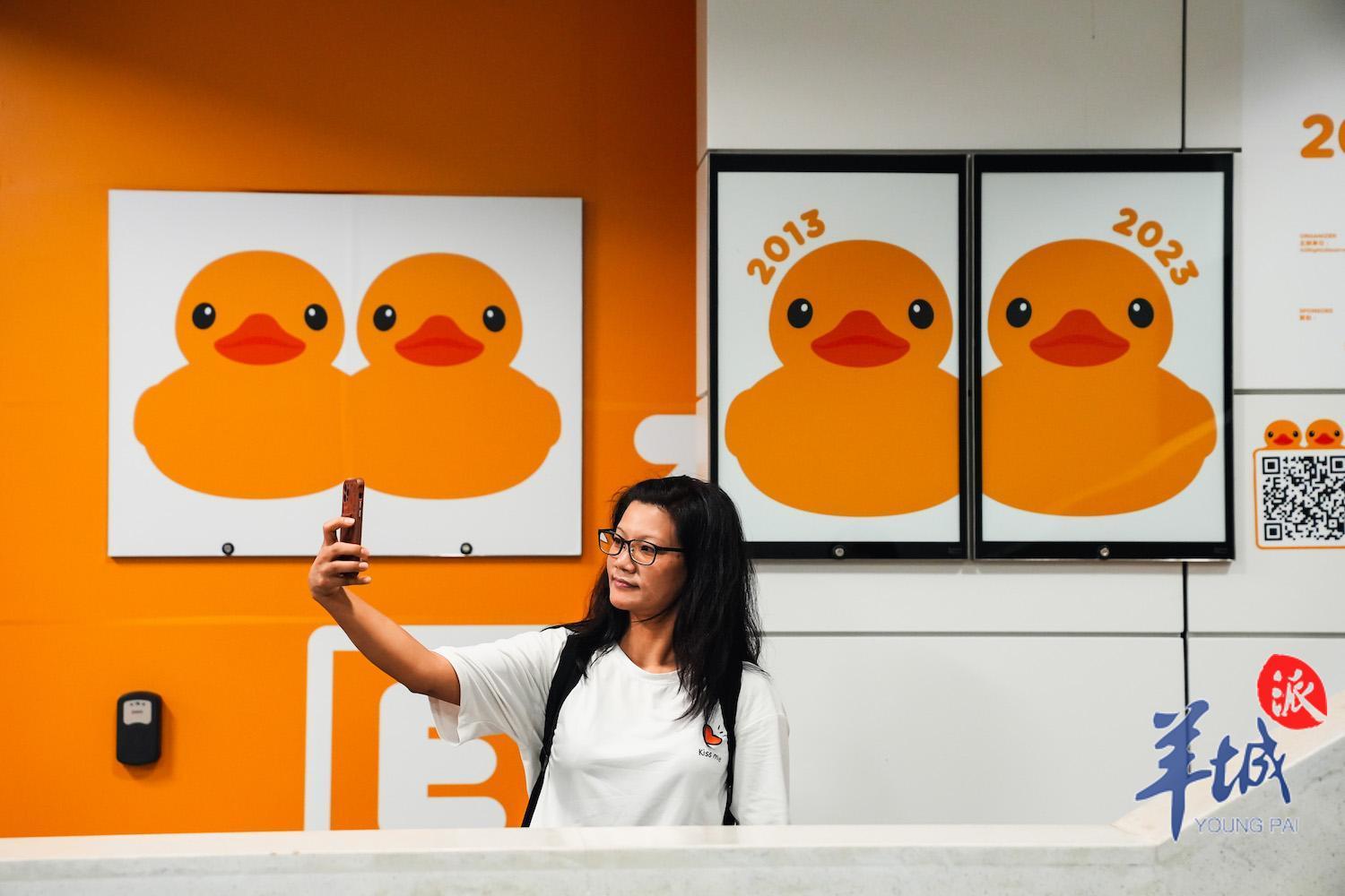 “大黄鸭”阔别10年重游香港,大黄鸭经典升级版