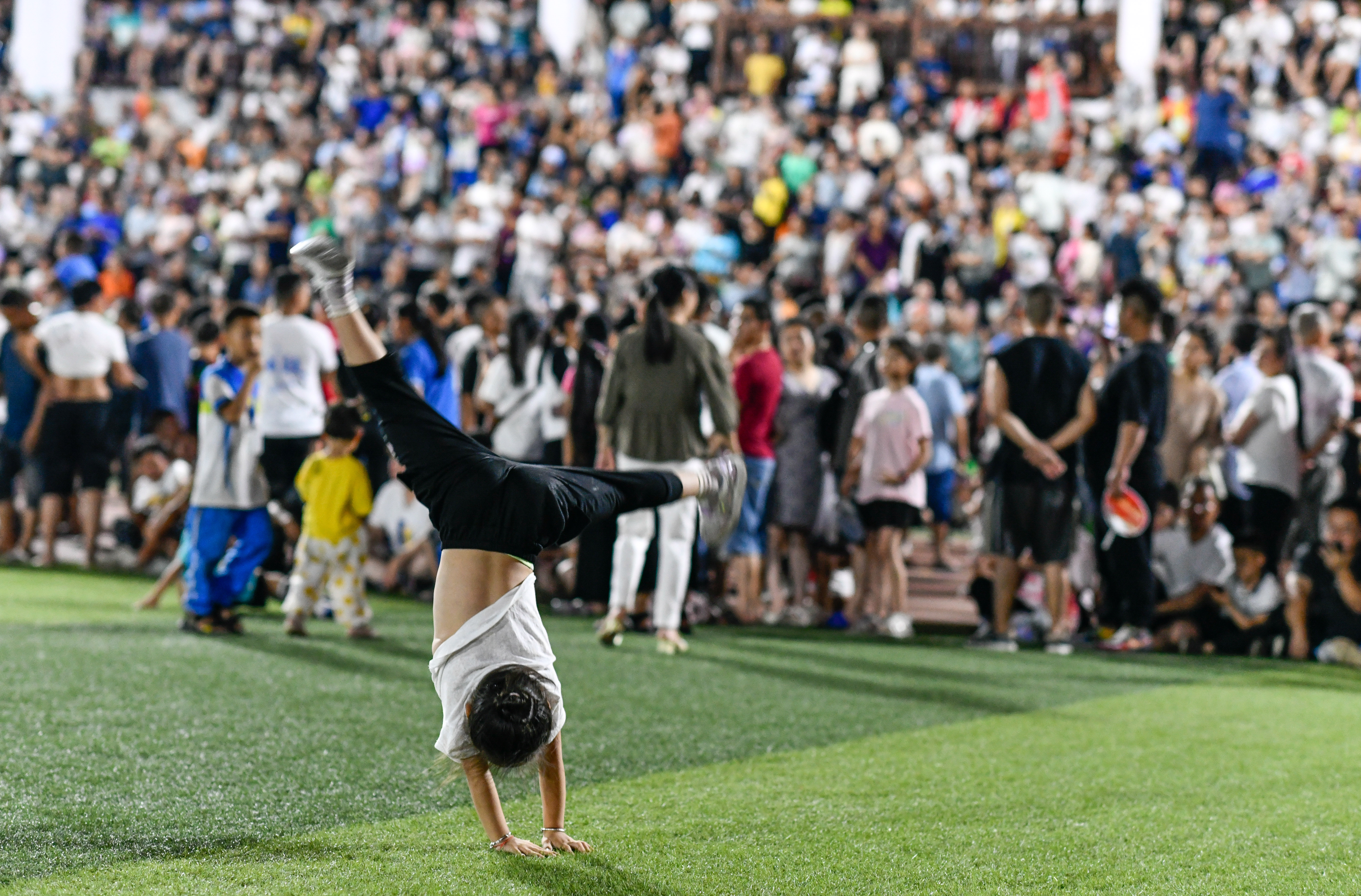 贵州村超足球夜现场直击,贵州村超点燃足球热情